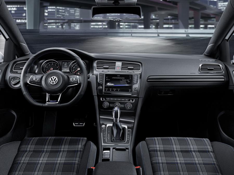 Торпедо Volkswagen Golf GTE 5-Door 2014 года  (фото 42 из 45)